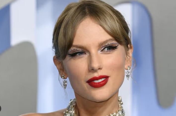 Taylor Swift threatens to sue student who tracks her private jet